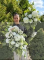 Zestaw: Kompozycja w ukośnym sercu "Anielska Biel" + bukiet