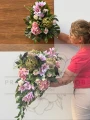 Zestaw: Kompozycja w drewnianym sercu "Zieleń i Róż" + bukiet