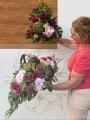 Zestaw: Kompozycja w drewnianym sercu "Zieleń i Fuksja" + bukiet