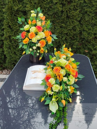 Zestaw: Kompozycja na księdze + bukiet w kolorze pomarańczowym