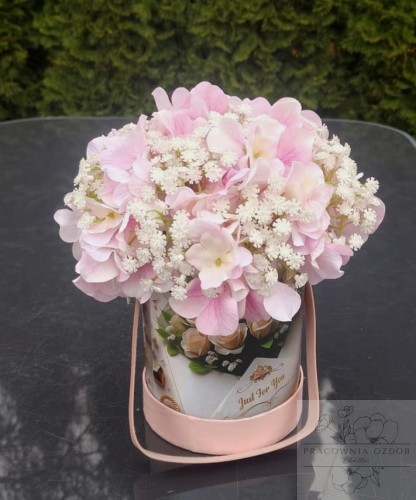 Flowerbox z hortensją i gipsówką