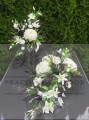 Zestaw: Kompozycja "Elegancja i pamięć" + bukiet