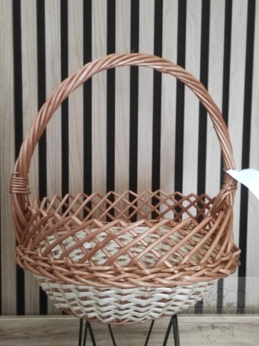 Wiklinowy okrągły koszyczek wielkanocny z dekoracyjnym akcentem