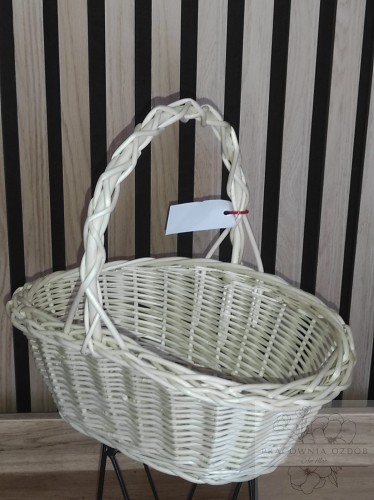 Mniejszy owalny koszyczek wielkanocny z jasnej wikliny