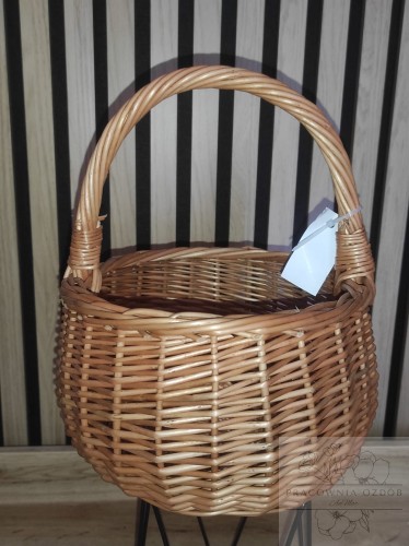 Okrągły wiklinowy koszyczek wielkanocny