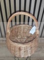 Okrągły wiklinowy koszyczek wielkanocny