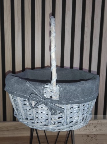 Mniejszy wiklinowy owalny koszyczek wielkanocny z szarą wyściółką