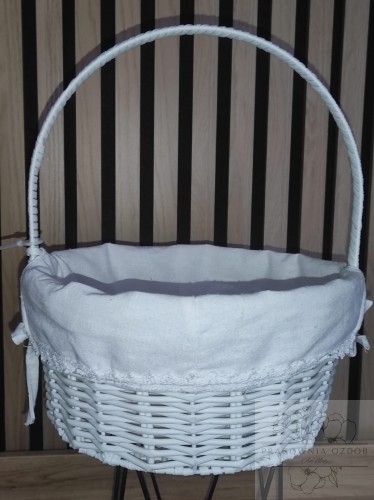 Okrągły biały ratanowy koszyczek wielkanocny z materiałową wyściółką