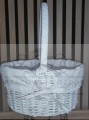 Okrągły biały ratanowy koszyczek wielkanocny z materiałową wyściółką