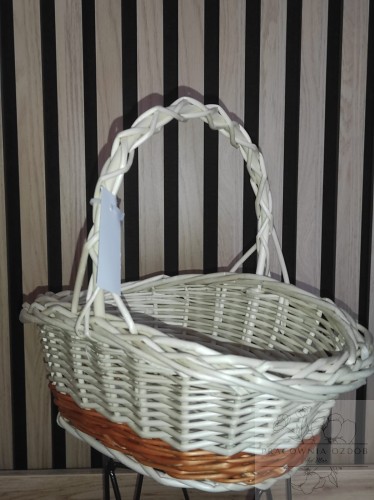 Mniejszy owalny koszyczek wielkanocny z jasnej wikliny z kolorowym akcentem