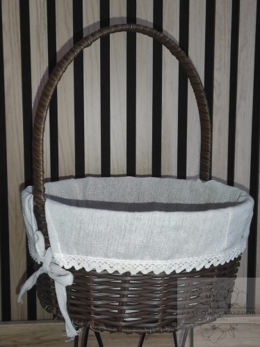 Okrągły brązowy ratanowy koszyczek wielkanocny z materiałową wyściółką