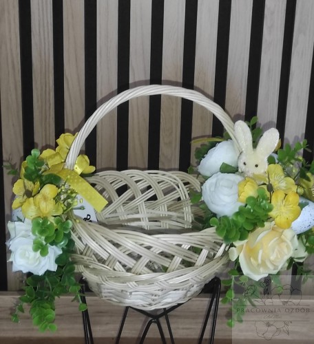 Dekoracyjny koszyczek wielkanocny z zajączkiem
