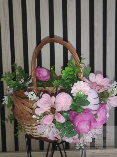 Dekoracyjny koszyczek wielkanocny udekorowany w różu