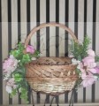 Dekoracyjny koszyczek wielkanocny udekorowany w różu