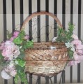 Dekoracyjny koszyczek wielkanocny udekorowany w różu