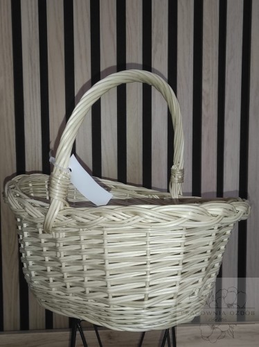 Owalny koszyczek wielkanocny z jasnej wikliny