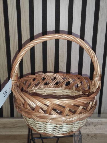 Okrągły mniejszy wiklinowy koszyczek wielkanocny