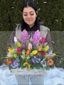 Elegancki kolorowy stroik w skrzyneczce z hiacyntami