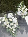 Zestaw: Kompozycja w ukośnym sercu + bukiet w bieli