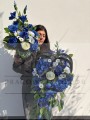 Zestaw: Kompozycja w sercu z siatki "Chabrowe Wspomnienie" + bukiet