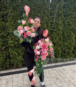 Zestaw: Kompozycja z kaliami + bukiet w różu