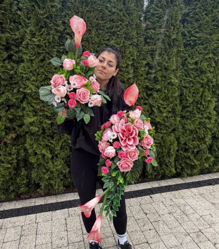 Zestaw: Kompozycja z kaliami + bukiet w różu