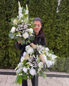 Zestaw: Kompozycja w drewnianym sercu + bukiet w bieli i szarości