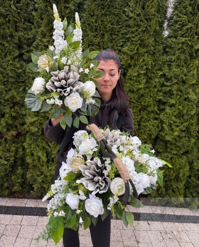 Zestaw: Kompozycja w drewnianym sercu + bukiet w bieli i szarości