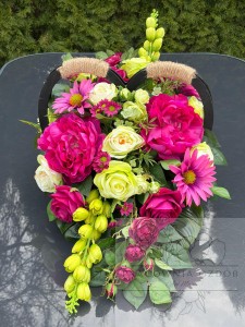 Kompozycja w drewnianym sercu w fuksji i seledynie 