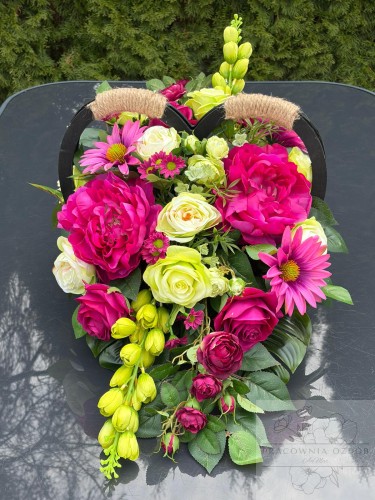 Kompozycja w drewnianym sercu w fuksji i seledynie