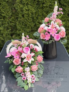 Zestaw: Kompozycja w drewnianym sercu + bukiet w różu i bieli