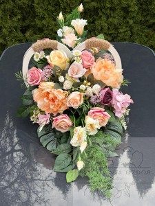 Kompozycja w drewnianym sercu w delikatnych kolorach 