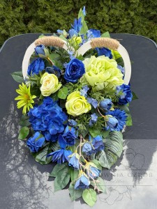 Kompozycja w drewnianym sercu w chabrze i seledynie