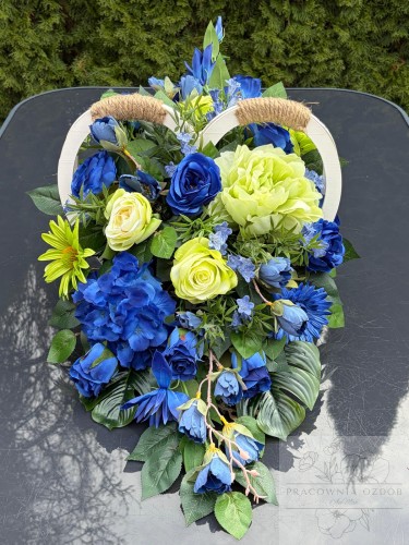 Kompozycja w drewnianym sercu w chabrze i seledynie