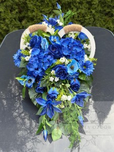 Kompozycja w drewnianym sercu w chabrze i błękicie