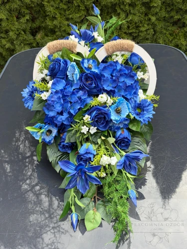 Kompozycja w drewnianym sercu w chabrze i błękicie