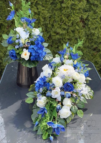 Zestaw: Kompozycja podłużna + bukiet w chabrze i bieli