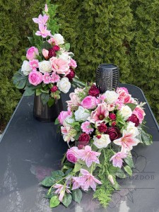 Zestaw: Kompozycja z lampką solarną "Szlachetne Wspomnienie" + bukiet