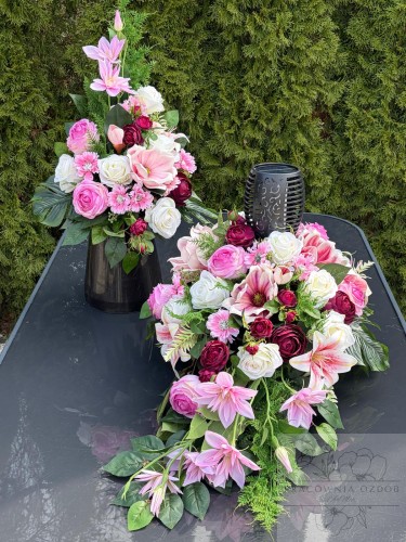 Zestaw: Kompozycja z lampką solarną "Szlachetne Wspomnienie" + bukiet