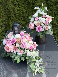 Zestaw: Kompozycja z lampką solarną "Subtelne Wspomnienie" + bukiet