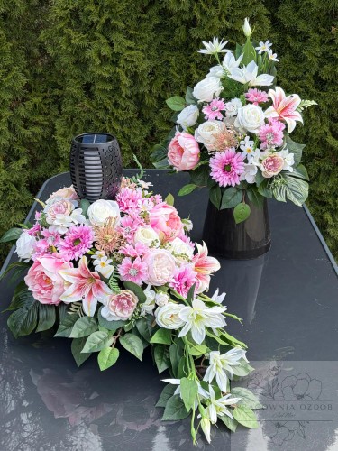 Zestaw: Kompozycja z lampką solarną "Subtelne Wspomnienie" + bukiet