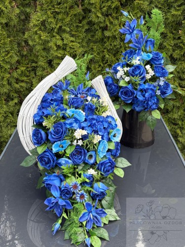 Zestaw: Kompozycja w łuku + bukiet w chabrze i błękicie