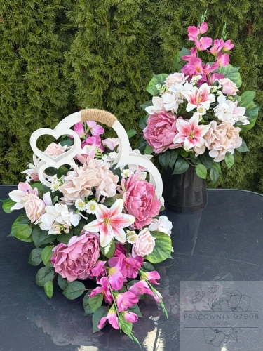 Zestaw: Kompozycja w ukośnym sercu " Różowa Pamięć" + bukiet