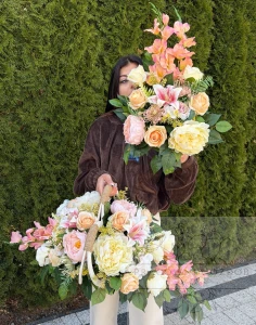 Zestaw: Kompozycja w drewnianym serduszku + bukiet w delikatnych kolorach