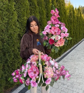 Zestaw: Kompozycja w drewnianym serduszku + bukiet w kolorystyce różu