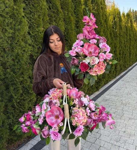 Zestaw: Kompozycja w drewnianym serduszku + bukiet w kolorystyce różu