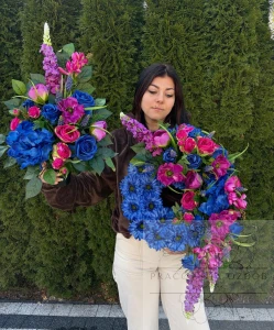 Zestaw: Kompozycja koło "Cisza Fuksji i Chabru" + bukiet