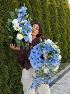 Zestaw: Kompozycja koło + bukiet w błękicie i bieli