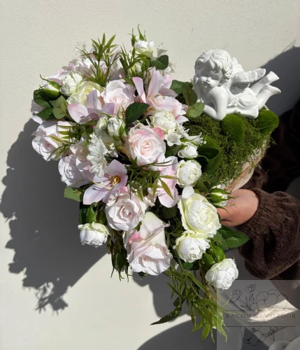 Stroik serduszko w bieli i różu z aniołkiem