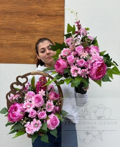 Zestaw: Kompozycja w ozdobnym koszu + bukiet w różu